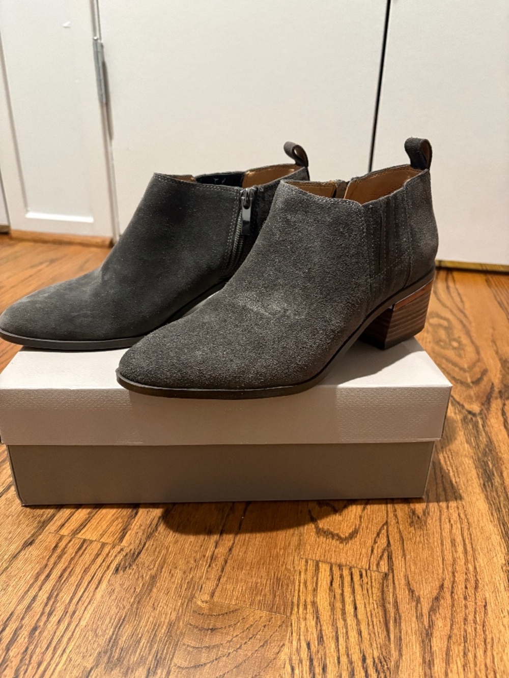 Franco Sarto Aberdaleankle boots in grey suede